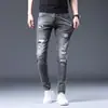 Pantalones vaqueros rotos de alta gama de primavera y otoño para hombre, pantalones ajustados ajustados, pantalones casuales de marca de moda de mendigo, pantalones de estilo coreano a la moda.