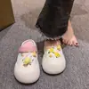 Sandalias de moda antideslizantes de suela gruesa resistentes al desgaste, nuevo modelo de verano 2026 para uso en exteriores, playa y hogar, zapatos perforados de estilo femenino para mujer