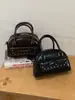 Nova bolsa de ombro versátil para mulheres outono 2026, estilo retrô para o dia a dia, leve, padrão de bolinhas, bolsa tote simples