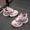 Zapatillas deportivas para niñas con suelas blandas, nueva colección primavera 2025, parte superior de malla, diseño de Kuromi, antideslizantes, modernas, para niños