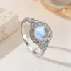 Anillo de piedra lunar para mujer, ópalo con superficie curva y halo que cambia de color, borde con cuentas, exportación a Europa y América, superventas transfronterizo, diamante redondo