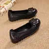 Sapatos estilo "mom" de bico redondo e sola reta, antiderrapantes, novos sapatos de couro para o outono de 2026, sapatos femininos confortáveis de sola macia, mocassins versáteis