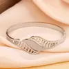 Pulseira de Design Moderno Vazada Prensada na Areia 2025 Nova Moda Leve Luxo High-End Pulseira Acessório para o Dia a Dia