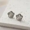 Brincos Vintage de Trevo de Quatro Folhas Estilo Francês para Mulheres, Ganchos de Prata 925, Luxo Leve, Sensação de Alta Qualidade, Versátil para o Dia a Dia, Brincos para Atacado