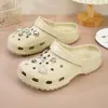 Zapatos con Agujeros para Mujer Verano Nuevo Estilo Ropa Exterior Suela Gruesa Resistentes al Desgaste Sandalias Exteriores EVA Playa Antideslizantes Pareja Pantuflas de Punta Cerrada