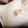 Colar de amor giratório feminino, corrente de clavícula de aço de titânio curto, pingente giratório, celebridade da Internet, elegante, tudo combinando, corrente da moda