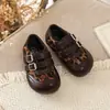Zapatos de cuero para niñas estilo retro británico con velcro, nueva colección primavera/otoño 2026, suela suave, modernos, con patrones tallados y estampado de leopardo, zapatos de vestir versátiles
