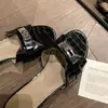 Primeiro encontro com a Rainha Consorte da Temporada - estes chinelos super luxuosos de salto bloco de 4 cm com estampa de crocodilo são perfeitos para usar ao ar livre