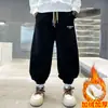 Roupas Infantis Calças de Fleece para Meninos Outono e Inverno Esportivas Engrossadas Quentes para Meninos Transfronteiriças Tendência Esportivas Casuais