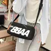 2026 Nova Bolsa para Homens e Mulheres Casais Bolsa de Ombro Único Bolsa Transversal Bolsa de Tecido de Nylon Versátil Carta Estilo Esportivo Fashionável Versátil