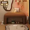Se puede colocar un banco en la entrada del vestíbulo, sirviendo como banco para cambiarse los zapatos, un banco largo, un banco al pie de la cama, o un banco acolchado suave para el vestidor o el probador, proporcionando un lugar para descansar.