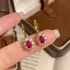 Popular no Xiaohongshu: Anel luxuoso de rubi cor de sangue de pombo com corte transversal trançado, brincos de diamante vermelho de luxo leve, conjunto de diamantes de alto carbono