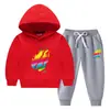 Traje de suéter con capucha para niños otoño e invierno 2023 estilo occidental nuevo para niños medianos y grandes grueso con forro polar cálido ropa de invierno