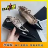 2025 Nuevos Tacones de Cuña con Punta Aguda y Remaches de Diseño de Nicho para Mujer con Tira Cruzada Estilo Retro Zapatos de Tacón Alto para Viajar al Trabajo