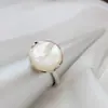 Anillo de plata Nafuge al por mayor con incrustación de concha blanca redonda natural chapado en oro de 18K para mujer moda anillo de plata de ley 925