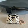 Nova bolsa de ombro grande estilo coreano de bolinhas para o início do outono de 2026, bolsa tote única, estilosa para o trabalho e o trajeto, bolsa de ombro