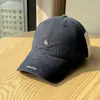 Gorra de béisbol de ala suave para principios de primavera con bordado de letras pequeñas para mujer, a la moda y casual, versátil para salir, gorra de pico simple y moderna