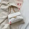 Bolso Cuadrado Pequeño de Moda con Bordado de Patrón de Diamantes Nuevo Producto 2026 Tendencia Japonesa y Coreana Bolso Cruzado para Mujer con Cadena y Etiqueta para Reventa