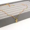Versão Coreana Acessórios de Design de Nicho Colar com 26 Letras em Inglês para Mulheres Pingente de Aço Inoxidável Colar de Clavícula de Aço Titânio Venda por Atacado