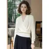 Suéter de tricô com decote V Design-sense para mulheres 2026 Outono/Inverno Novo temperamento Suéter pullover que rejuvenesce Roupa de baixo Top de lã