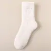 Meias de Lã Coral Fleece Feitas Sob Medida com Fleece Adicional e Meias Grossas de Cano Médio, Meias Unissex para Chão de Casa com Bordado de Pontos de Borracha