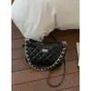 Bolsa pequena de corrente com padrão de losangos, moderna e versátil para mulheres, novo estilo 2026, bolsa tipo "dumpling" de ombro inspirada em Chanel, bolsa tiracolo elegante e estilosa