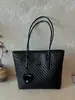 Bolsa Tote Grande com Relevo para Mulheres 2026 Nova Tendência Moda Versátil Bolsa de Ombro Textura de Alta Qualidade Bolsa Grande para o Dia a Dia