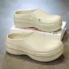 Chinelos Impermeáveis Toe-Toe 2025 Novo Uso Resistente ao Desgaste Roupa Exterior Antiderrapante e à Prova de Óleo Casal Sapatos de Chef de Sola Grossa com Sensação de Cocô