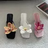 Sandálias Femininas 2026 Verão-Outono Novo Estilo Francês Nicho Salto Fino Bico Quadrado Presilha no Dedo do Pé Confortáveis Florais Externas Chinelos de Salto Alto