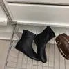 Botas Martin, botas de corte justo, sapatos casuais estilo coreano de bico redondo, novas botas curtas estilosas com zíper nas costas, botas de tornozelo femininas para outono e inverno 2026