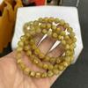 Pulsera de tres anillos de cristal dorado natural es limpia y libre de impurezas. El cristal es transparente y el pelo es abundante y claramente visible.
