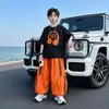 Conjunto de Camisetas de Manga Curta de Verão para Meninos 2026 Novo Estilo Roupas de Verão Bonitas para Crianças Calças Compridas Conjunto de Duas Peças para Meninos Moderno Legal
