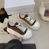 Sapatos Casuais Femininos Novo Bico Redondo 2026 Cabeça Grande Sapatos de Camurça Para Ir ao Trabalho Moda Solado Grosso Versátil Solado Grosso Aumentador de Altura Primavera Outono