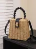 Bolsa de Palha Tecida Estilo Férias Feminina 2026 Nova de Verão Pequena Quadrada de Mão com Contas Bolsa Pequena de Palha Tecida de Ombro Único Transversal de Praia