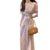 Vestido Suave com Gola Degradê Rosa e Visual Elegante, Mangas Três Quartos, Amarração para Marcar a Cintura, Saia Longa, Poliéster Tie-Dye Estilo Francês