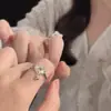 Anillo de Chalcedonia Blanca con Hebilla Ping An para Mujer Anillo de Diseño Avanzado de Lujo Ligero Retro Anillo con Colgante de Bola de Anillo Todo Fósforo Anillo para Dedo de Comida Moda