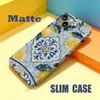 Estilo europeu e americano, design de azulejo mosaico azul e branco siciliano, capa de telefone de camada única na cor limão para iPhone 18 Pro, com furo grande