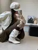 Botas femininas de salto plataforma com bico fino plissado, botas brancas de cano alto com decoração de fivela de cinto, botas de viagem estilo Maillard para mulheres