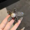 Grampo de Cabelo Flor Pérola com Cristal e Diamante Triturado de Luxo Leve para Mulheres, Presilha Lateral Elegante para o Dia a Dia, Acessório de Cabelo com Presilha de Franja de Alta Qualidade