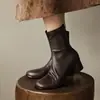 Botas de tornozelo pretas de 5cm, estilosas, minimalistas, elásticas, de corte justo, nova coleção outono/inverno 2026, bico redondo, salto grosso, zíper traseiro, botas curtas para mulheres