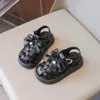 Zapatos de playa para niña con suelas blandas, zapatos de princesa versión coreana de verano, sandalias cerradas tejidas nuevas para niña 2026 con lazo