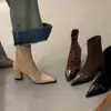 Botas Curtas de Salto Alto para Mulheres 2025 Novo Estilo Costura Francesa Bico Fino Emagrecimento Versátil Salto Grosso Elástico Botas Slim