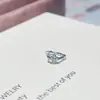 Pendientes de alfiler rectos con forma de trébol de cuatro hojas, frescos y sencillos, clásicos y versátiles, con un diseño ligero y lujoso y cierre de borde.