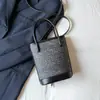 Bolsa Pequeña Versátil Popular para Mujer 2025 Nueva Moda Retro Bolso Cubo Portátil Bolso de Hombro Cruzado para Viajes de Negocios para Mujer