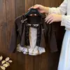 Conjunto estilo coreano para meninas, nova coleção de outono para bebês: um cardigã com babados em design de duas peças falsas, combinado com uma saia plissada xadrez
