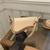 2025 Nuevo Estilo Bolso de Hombro Flip Simple de Moda para Viajes Diarios Bolso Cuadrado Pequeño Bolso de Mano Versátil para Mujeres Venta al por Mayor