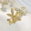 Nuevo broche de aleación para mujer, moderno y de alta gama, pin de lujo nicho para abrigos y trajes, simple y elegante, broche versátil