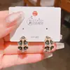 2026 Diseño de alta gama con un temperamento elegante, aretes de perla con esmalte rojo, exquisitos y versátiles, aretes de estilo de lujo ligero