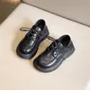 Zapatos de piel para niños, nuevo estilo primavera 2026, mocasines estilo británico, zapatos planos versátiles, zapatos negros de rendimiento para niños y niñas