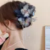 Presilha de cabelo triângulo em tecido para mulheres, com um visual sofisticado, perfeita para criar um coque estiloso na parte de trás da cabeça; uma grande presilha tipo tubarão com aparência delicada, com um laço de borboleta